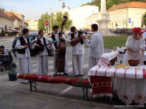 Kuharice budi čista, nek Ti suđe uvjek blista_5